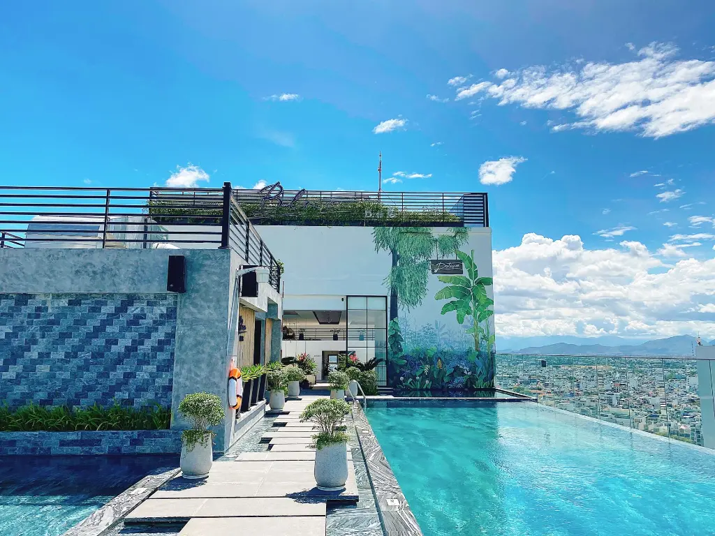 Potique-hotel-pool-9.webp