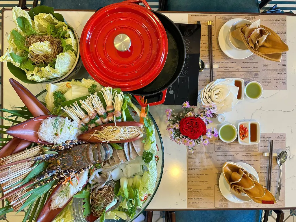 potique-Nha Trang-lobster-hotpot-1.webp