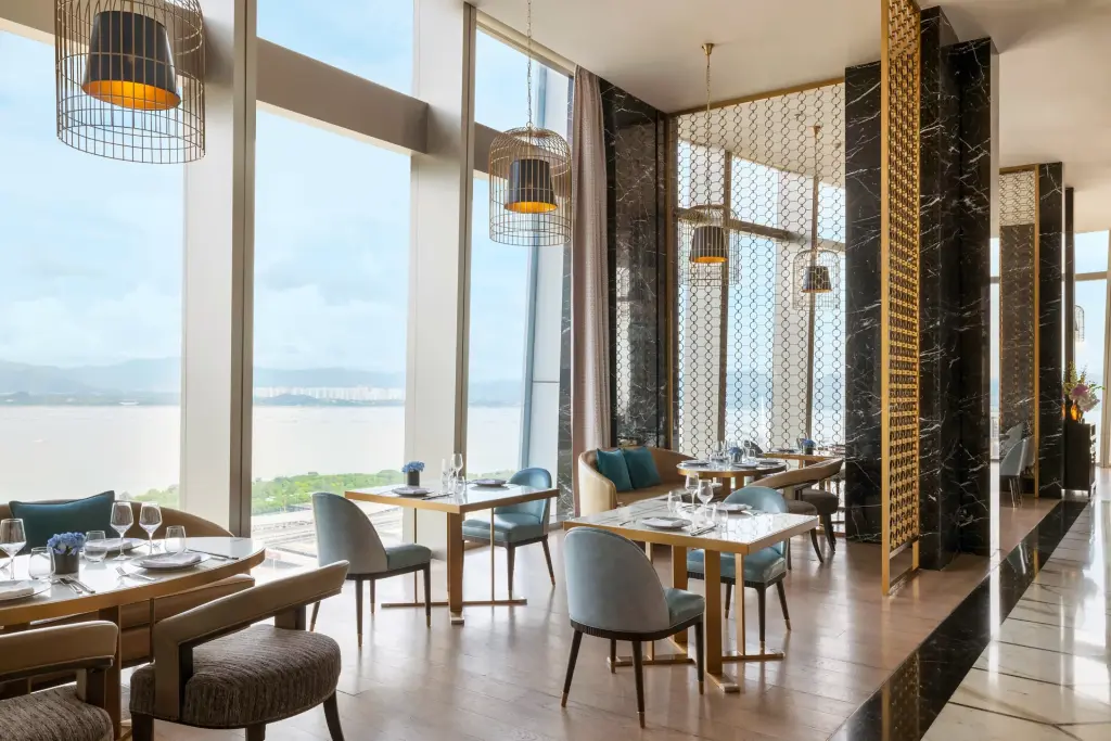 met_p_a017-33 (1).webp