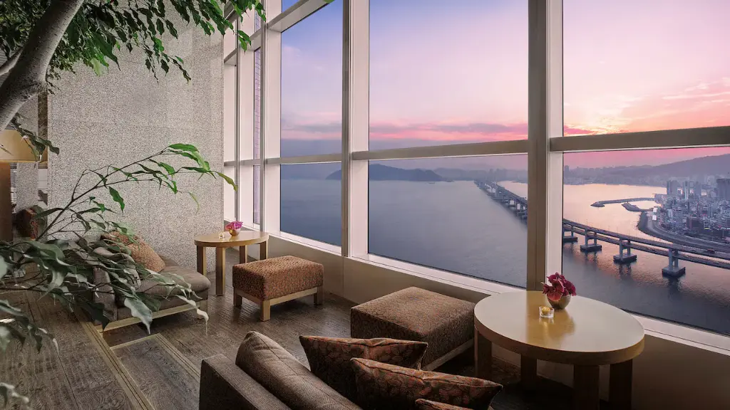 Park-Hyatt-Busan-P655-Lounge-with-Sunset.16x9.webp